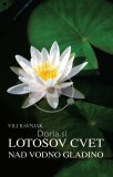 Lotosov cvet nad vodno gladino